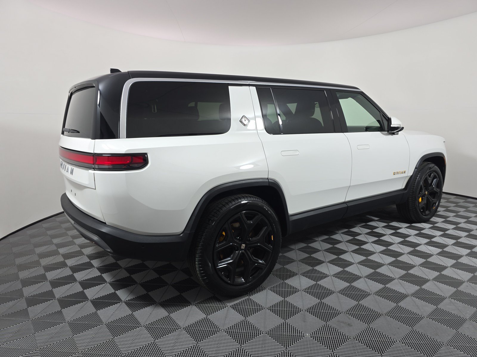 Used 2023 Rivian R1S Adventure AWD/4WD image 5