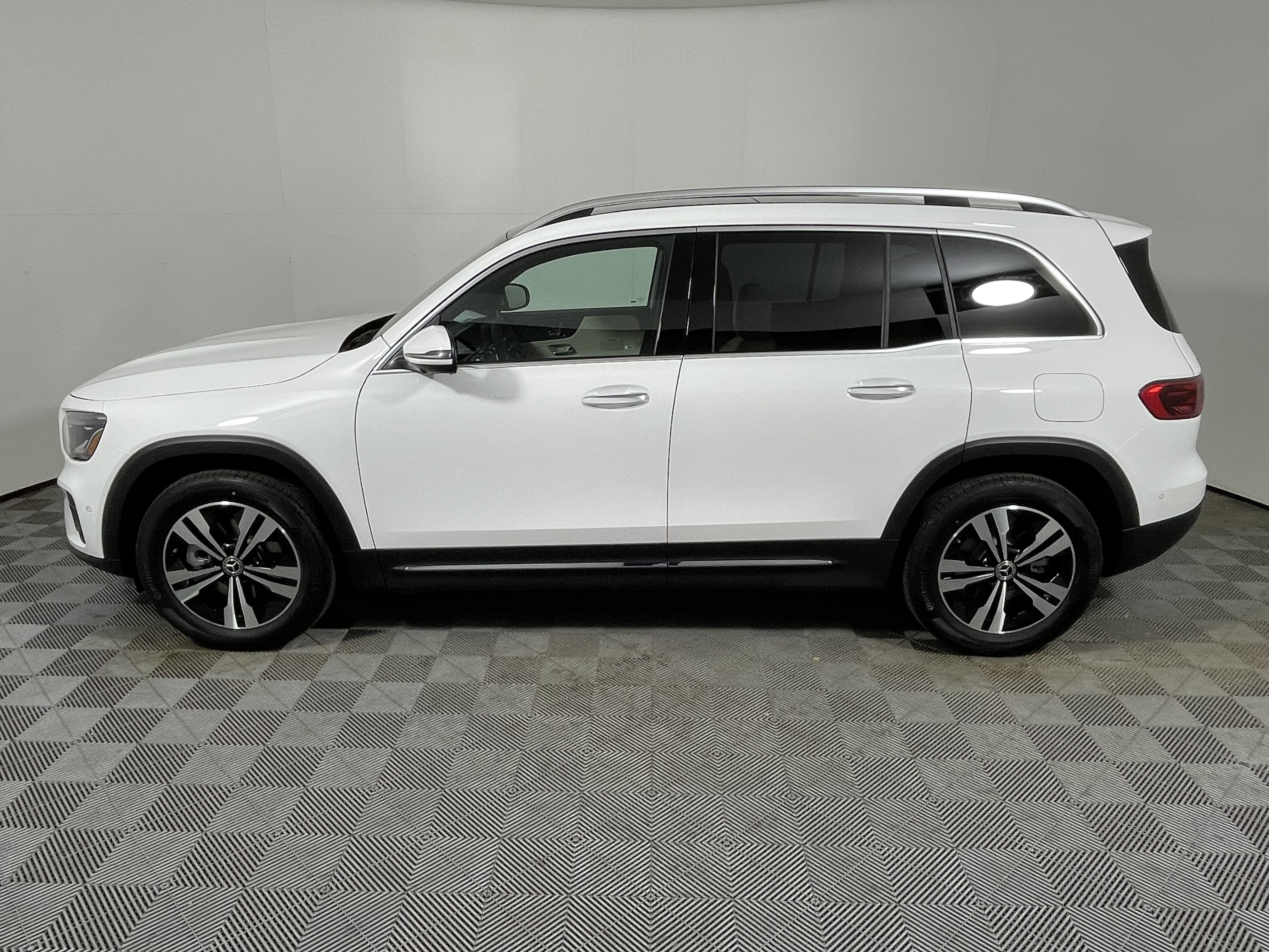 New 2026 Mercedes-Benz GLB 250 image 2