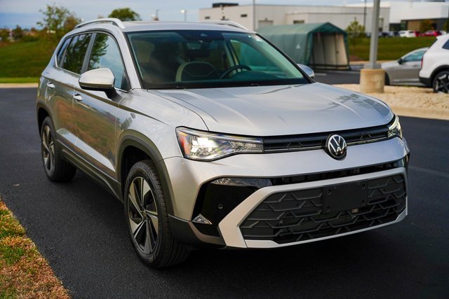 Certified 2025 Volkswagen Taos SE w/ Panoramic Sunroof Package image 42