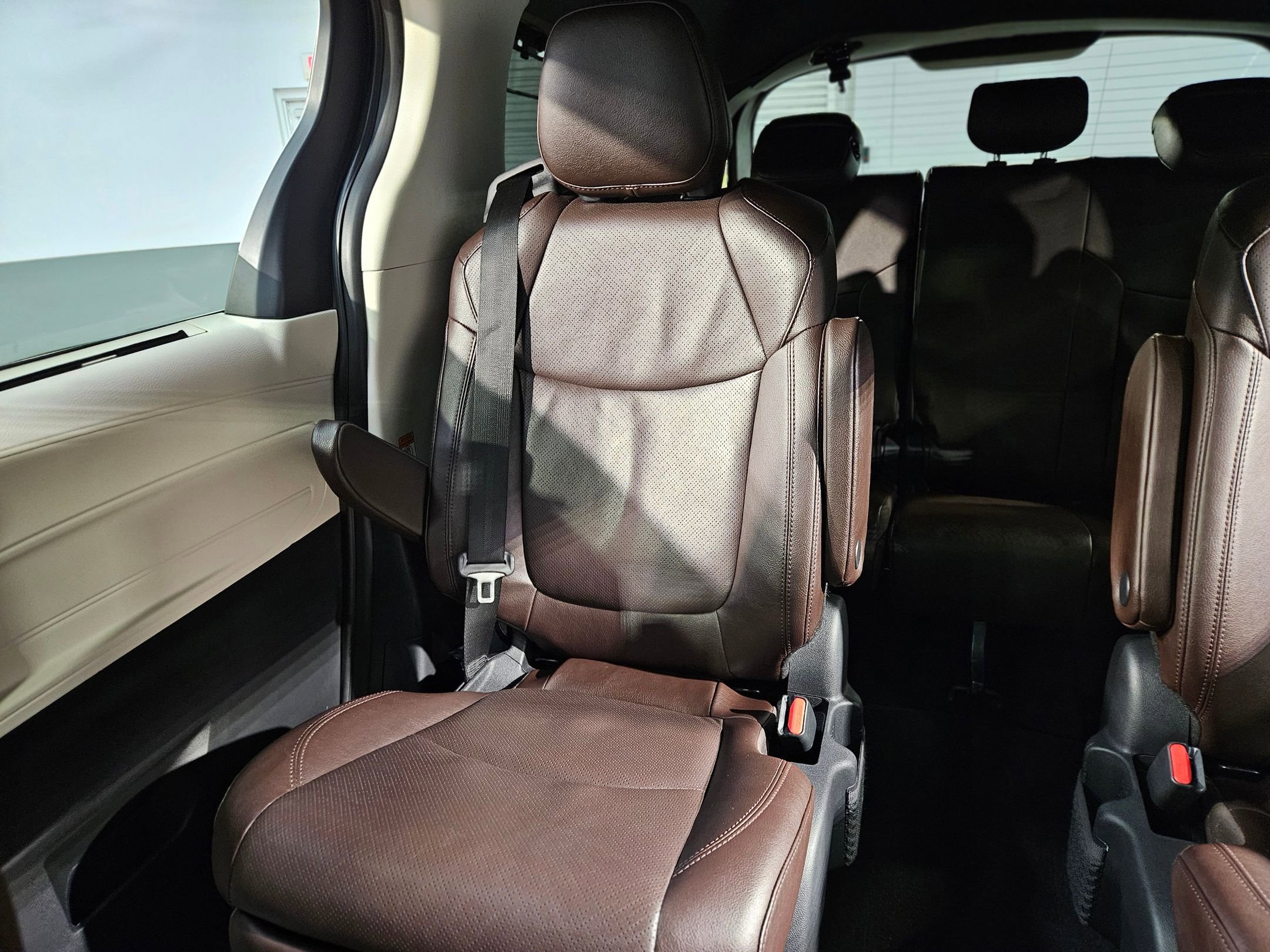 Used 2023 Toyota Sienna Platinum image 12