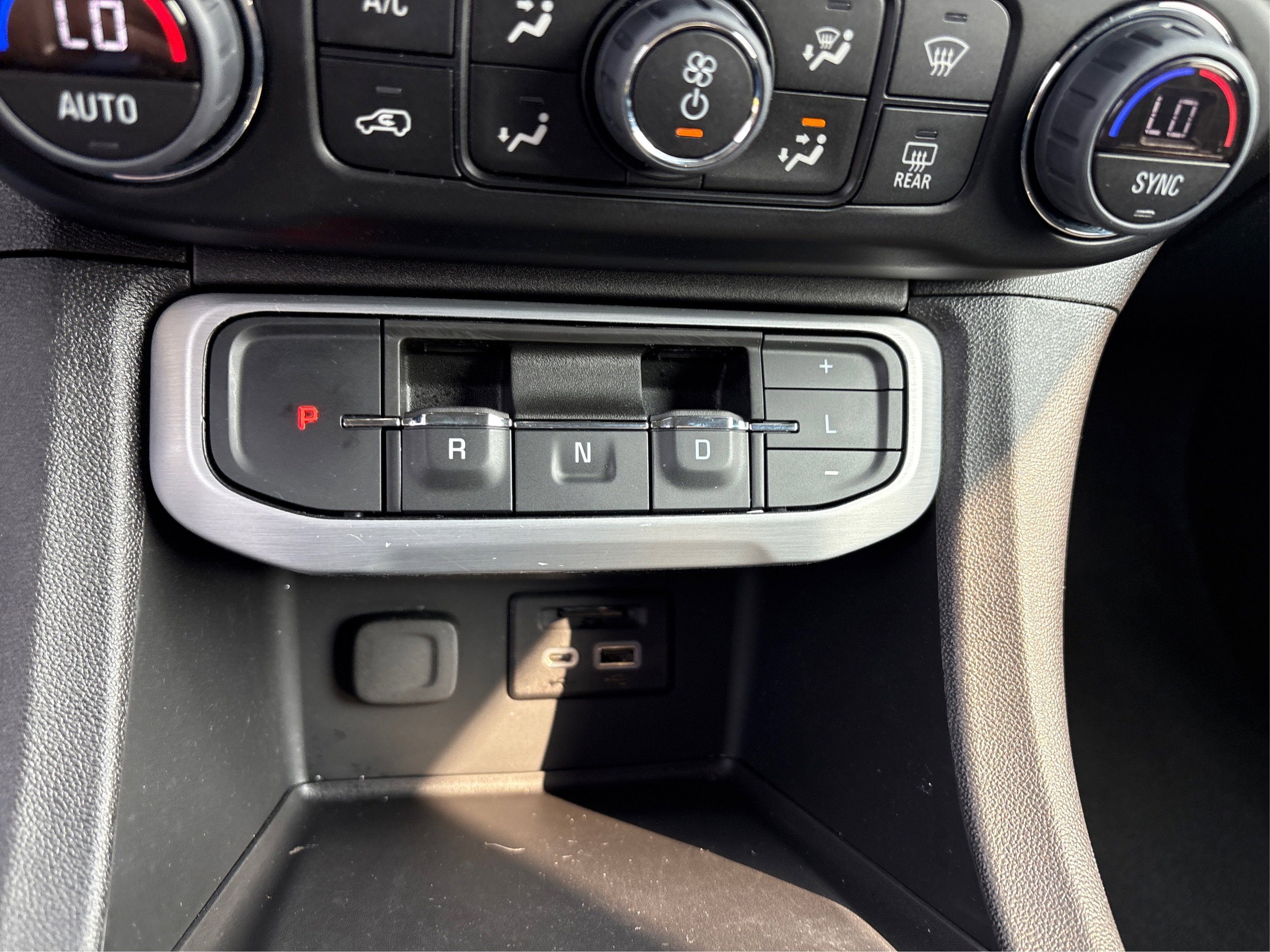 Used 2023 GMC Acadia SLT image 27