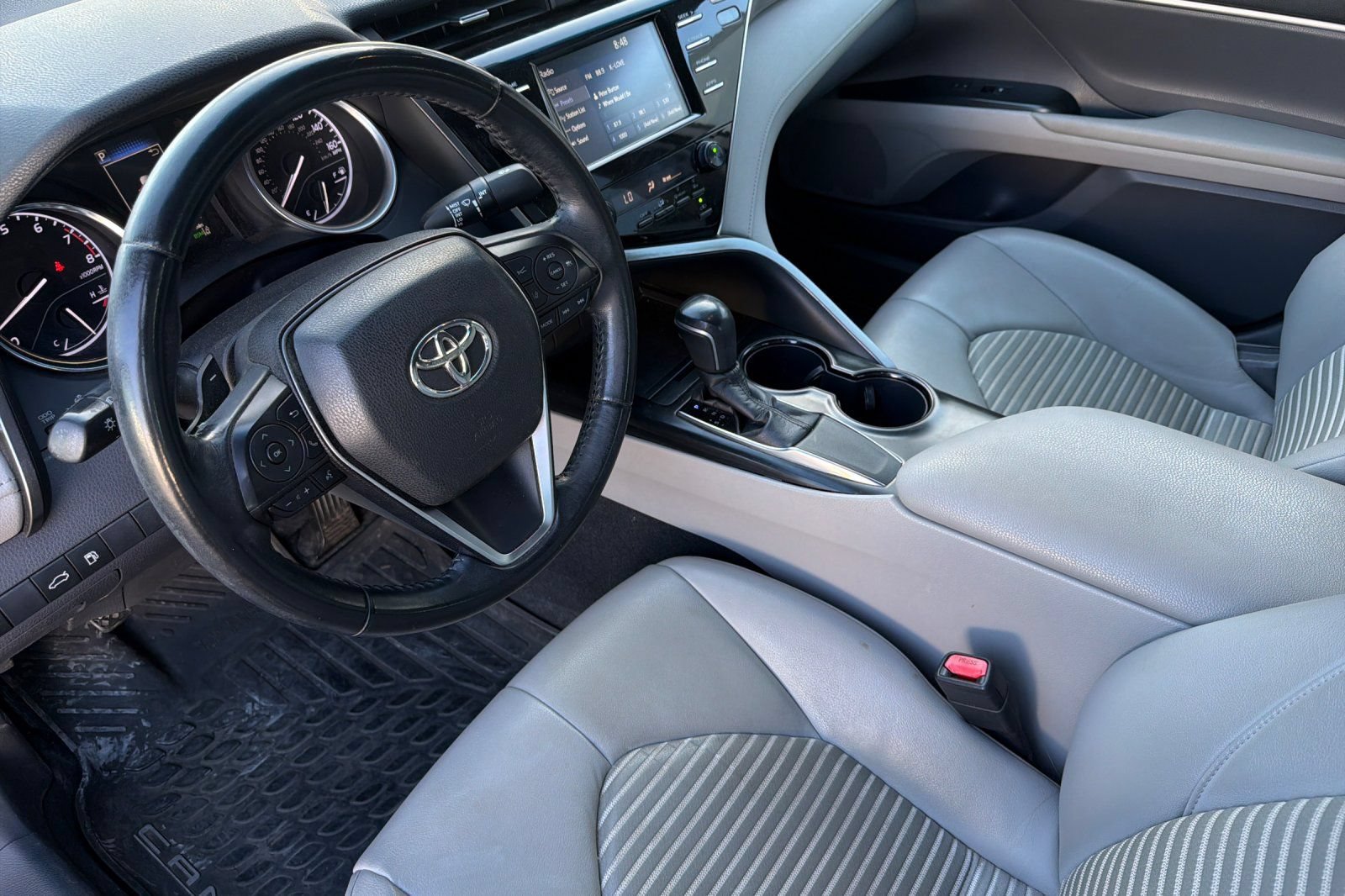 Used 2018 Toyota Camry SE w/ Moonroof Package FWD image 12