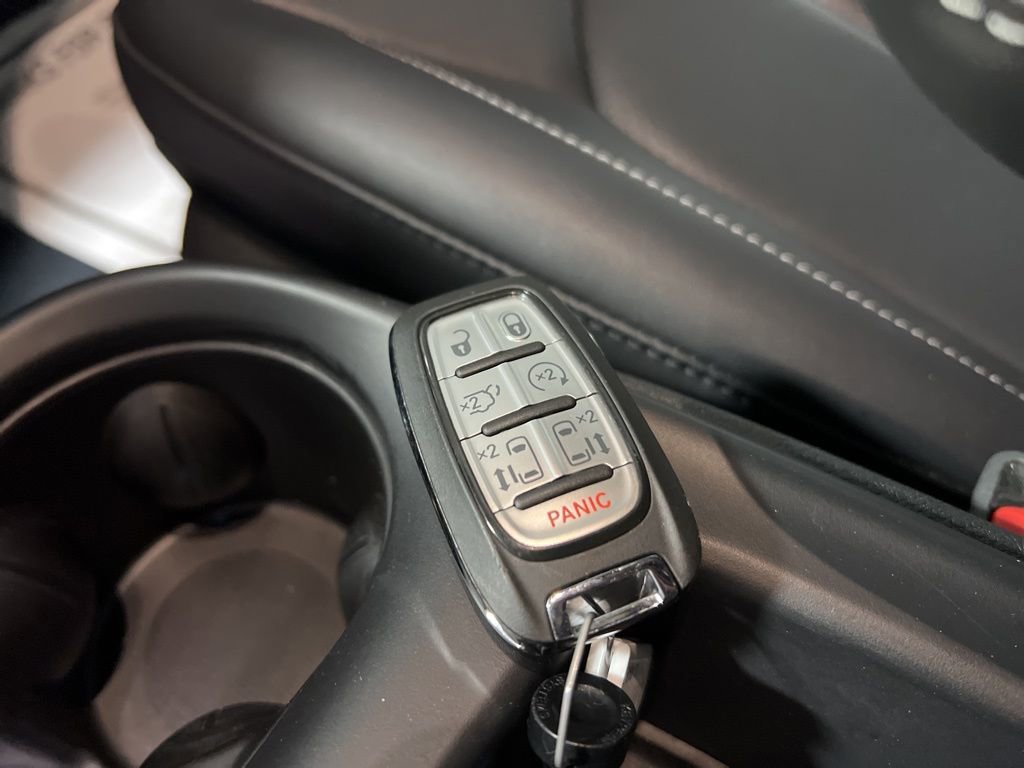 Used 2025 Chrysler Pacifica Select image 34