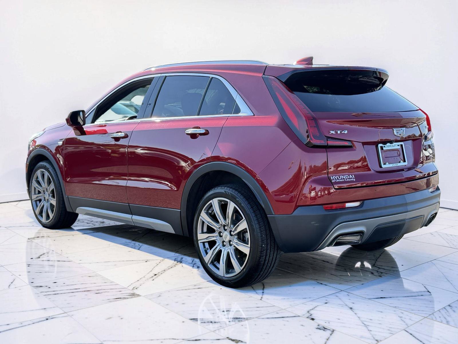 Used 2019 Cadillac XT4 Premium Luxury FWD image 3