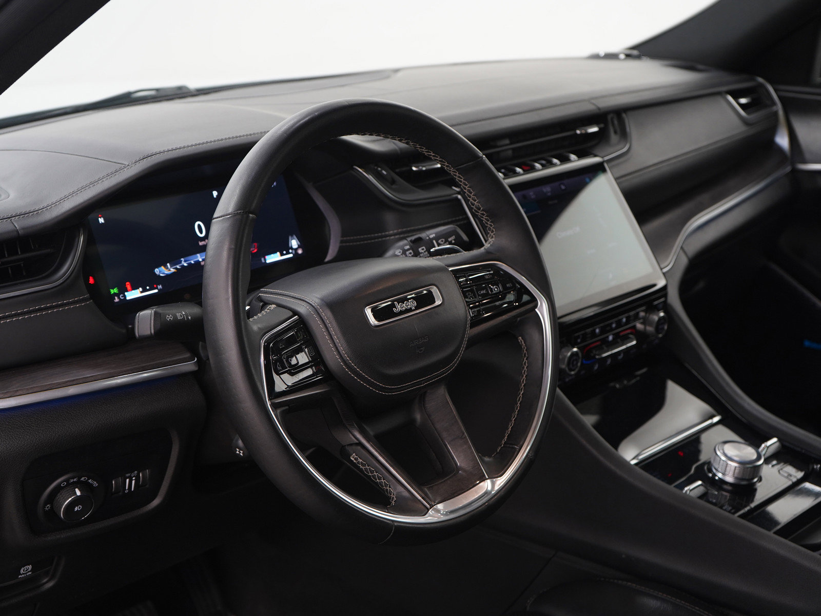 Used 2022 Jeep Grand Cherokee Overland w/ Luxury Tech Group IV image 25