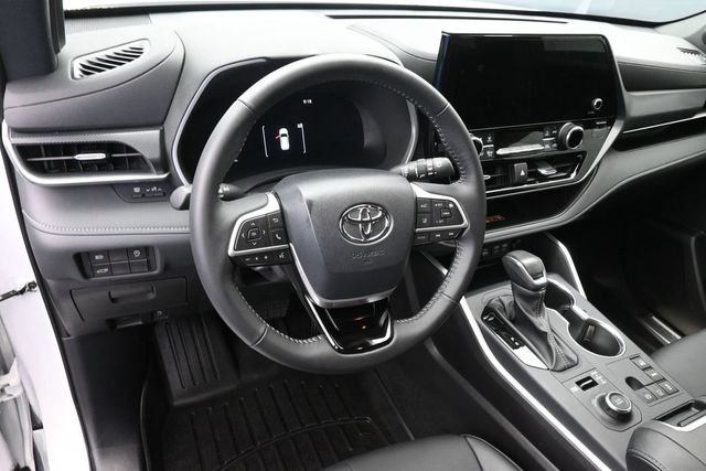 Used 2025 Toyota Highlander XSE AWD/4WD image 24