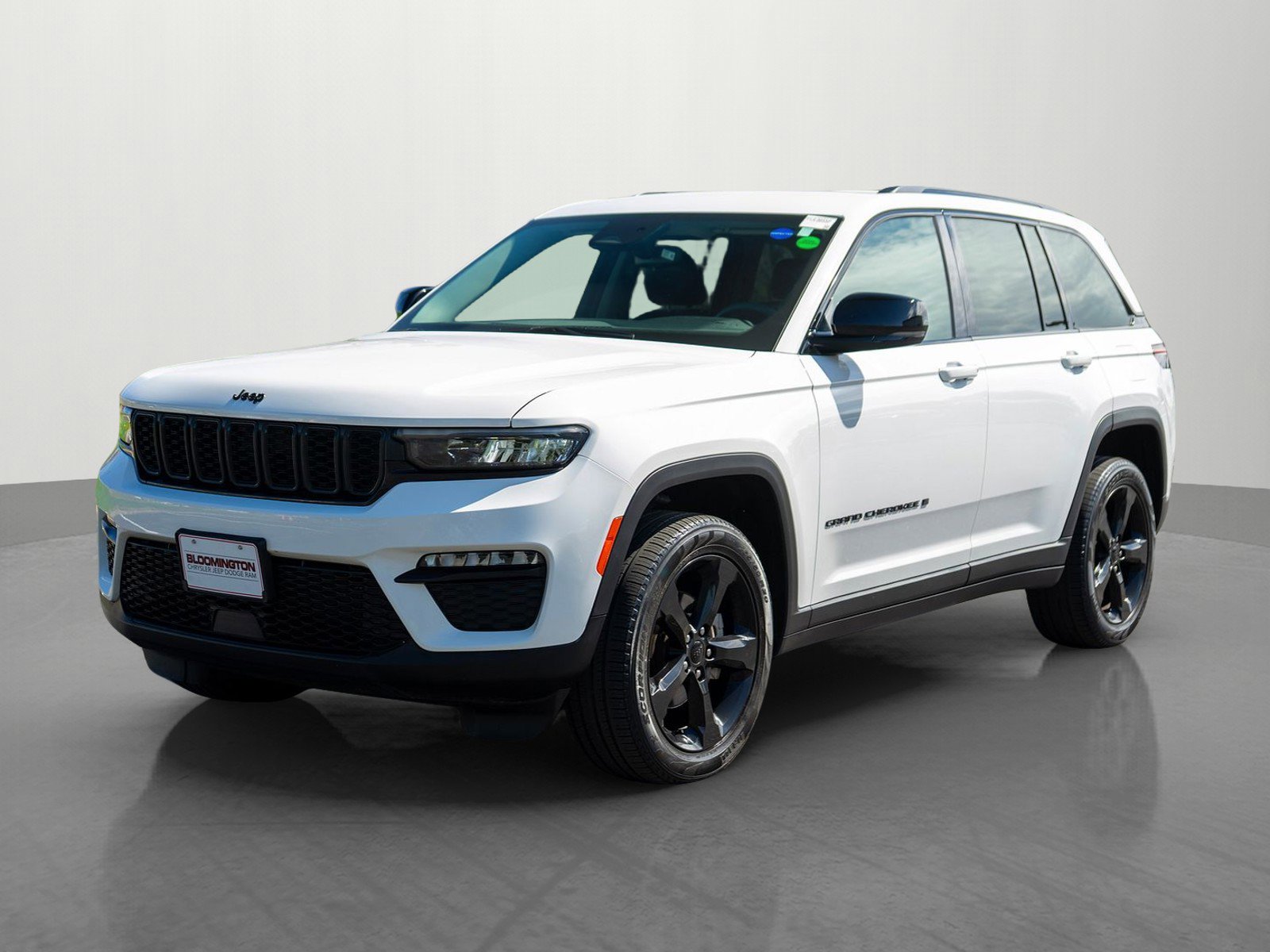 Used 2023 Jeep Grand Cherokee Limited w/ Black Appearance Package AWD/4WD image 3