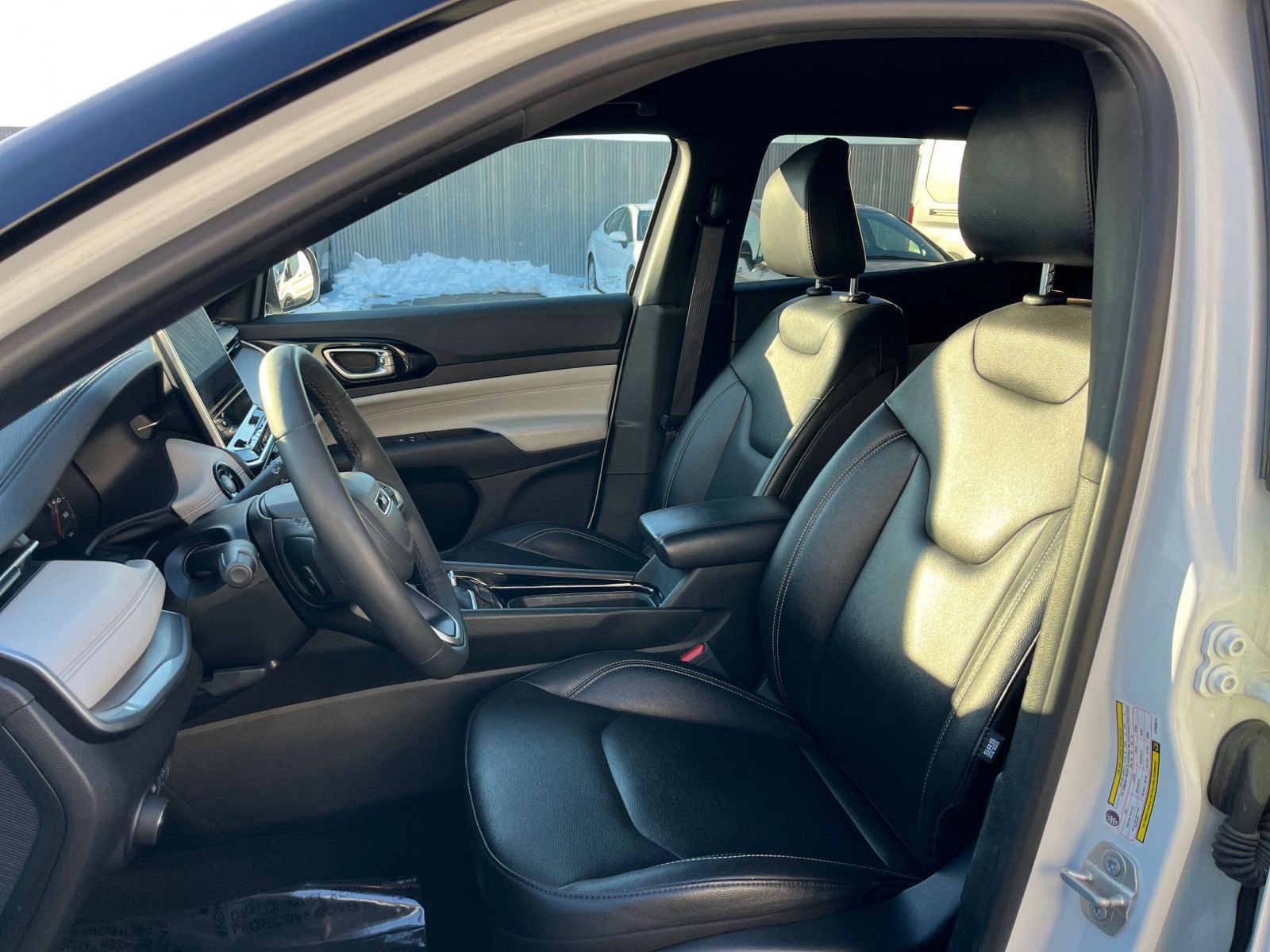 Used 2025 Jeep Compass Limited image 37