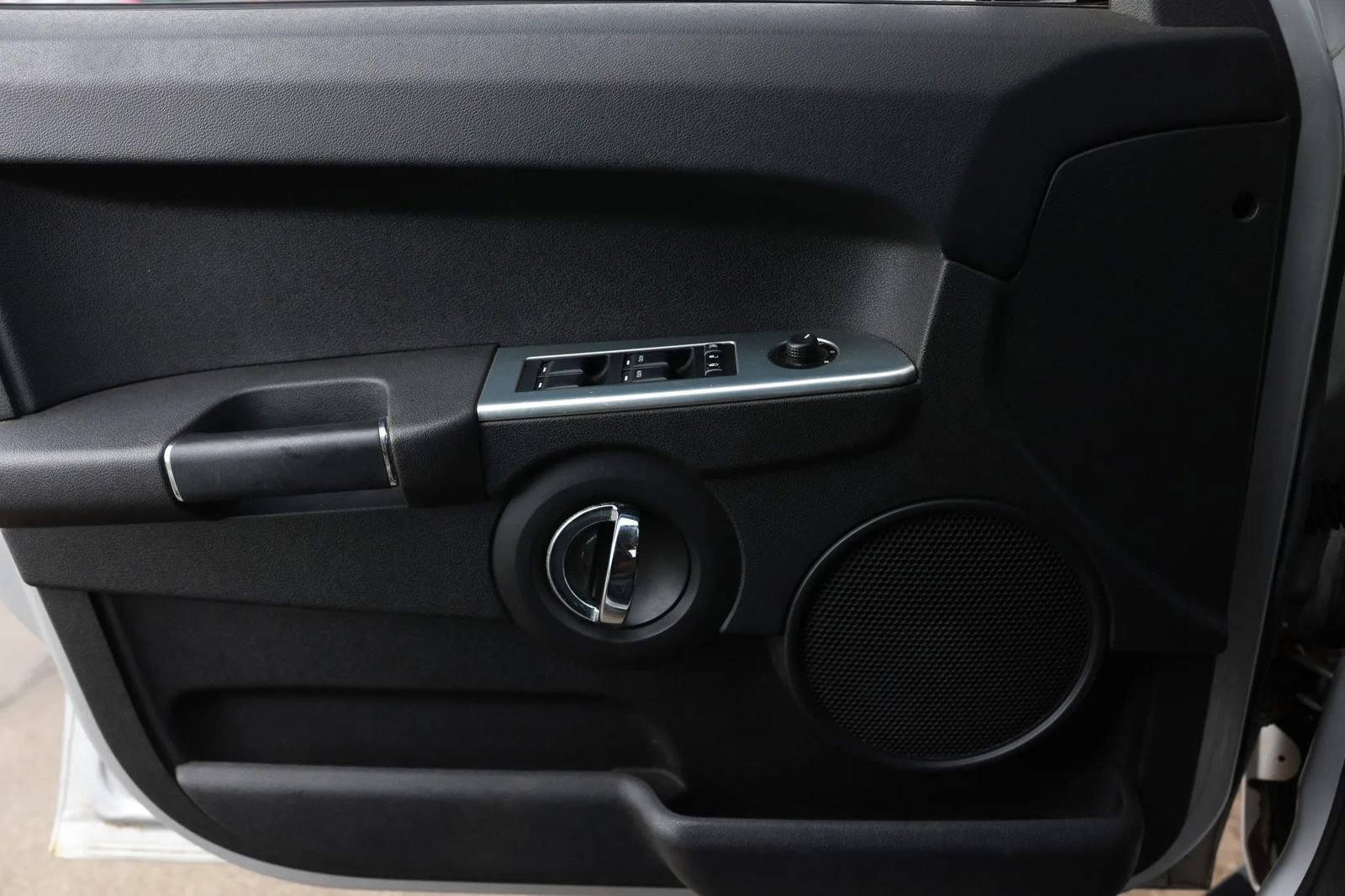 Used 2010 Jeep Commander Sport image 41