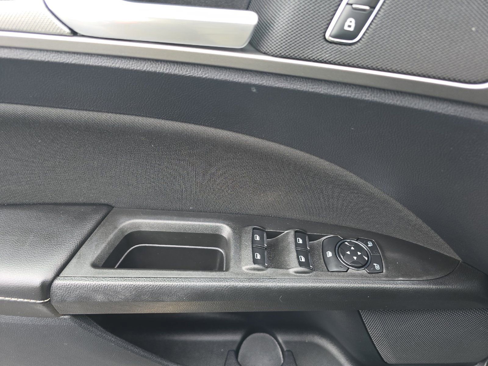 Used 2020 Ford Fusion SE FWD image 10