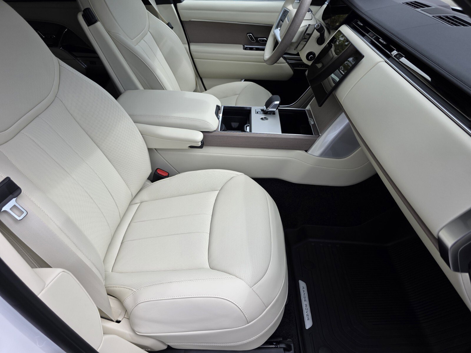 New 2026 Land Rover Range Rover Long Wheelbase SE AWD/4WD image 3