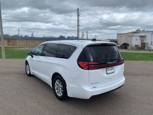 Used 2025 Chrysler Pacifica Select image 5