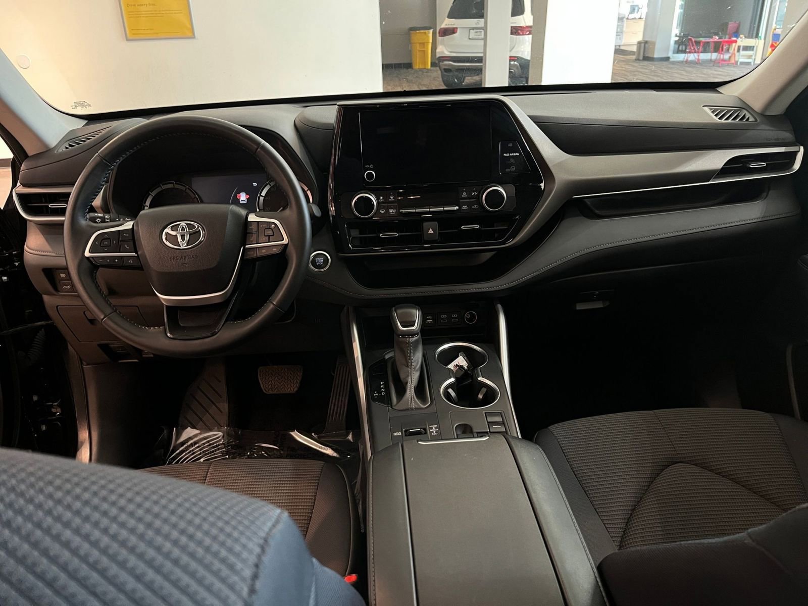 Used 2025 Toyota Highlander LE FWD image 35