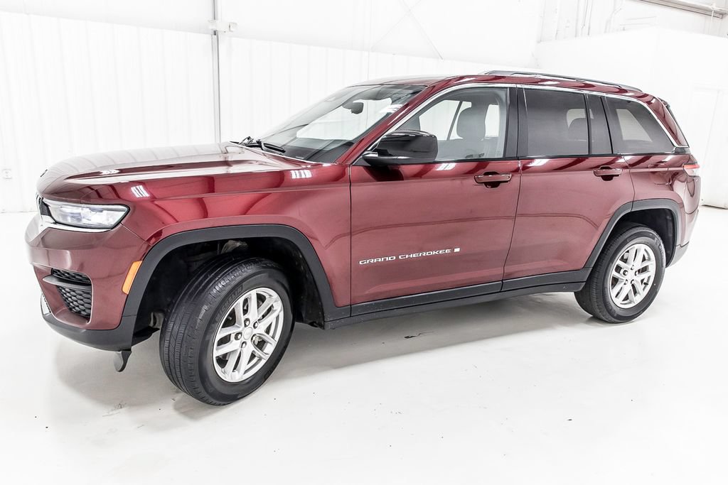 Used 2023 Jeep Grand Cherokee Laredo AWD/4WD image 3