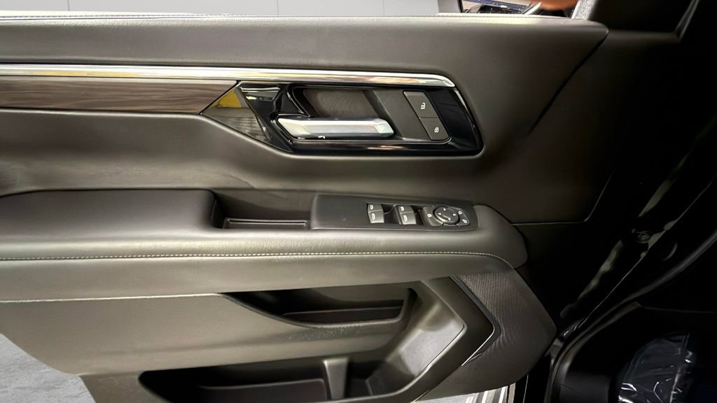 Certified 2025 Chevrolet Suburban LS image 27