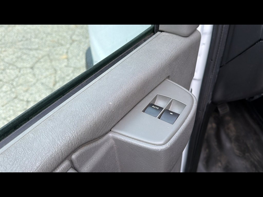 Used 2018 Chevrolet Express 2500 w/ Driver Convenience Package RWD image 8