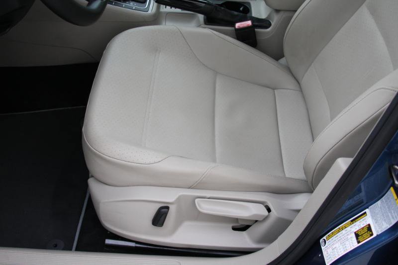 Used 2015 Volkswagen Golf S image 25