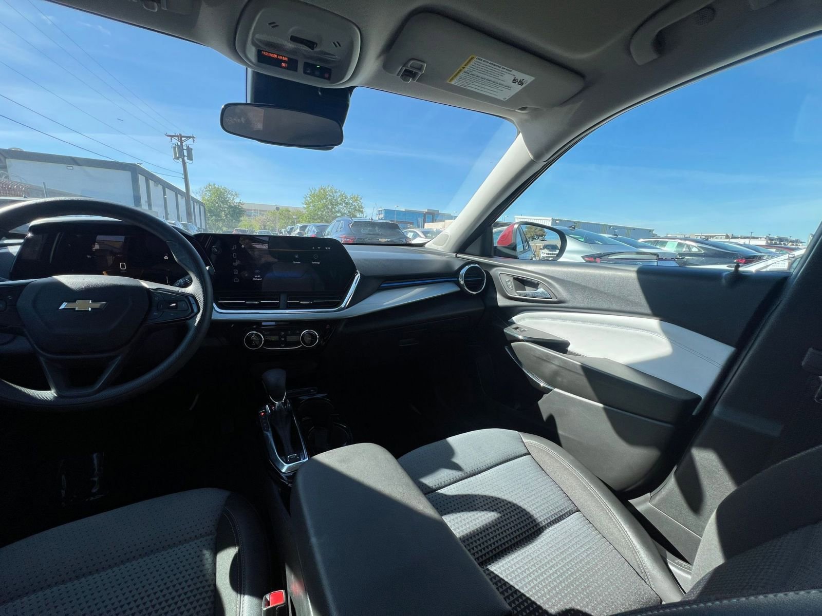 Used 2025 Chevrolet Trax LT FWD image 35