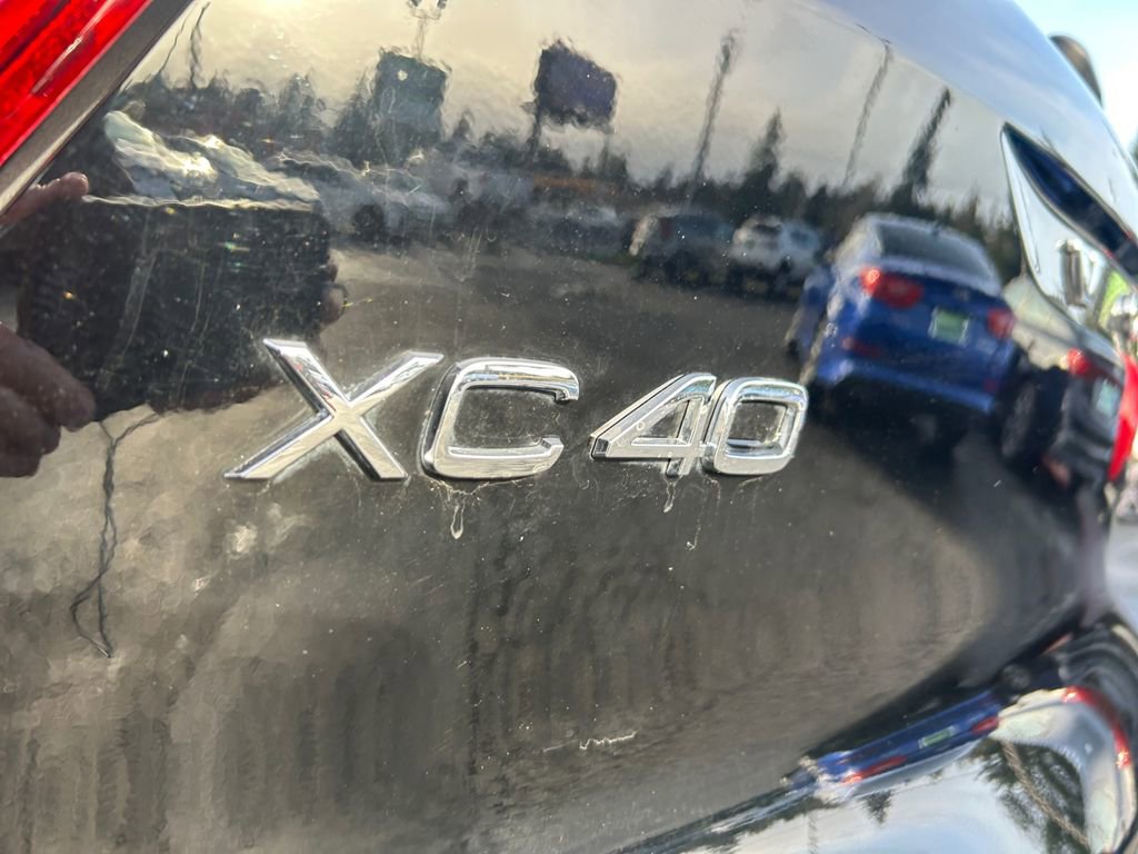 Used 2023 Volvo XC40 B5 Plus image 32