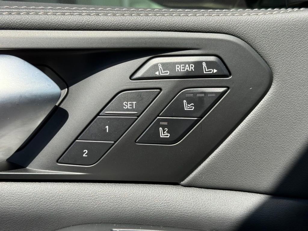 Used 2026 BMW X7 M60i w/ Executive Package image 16