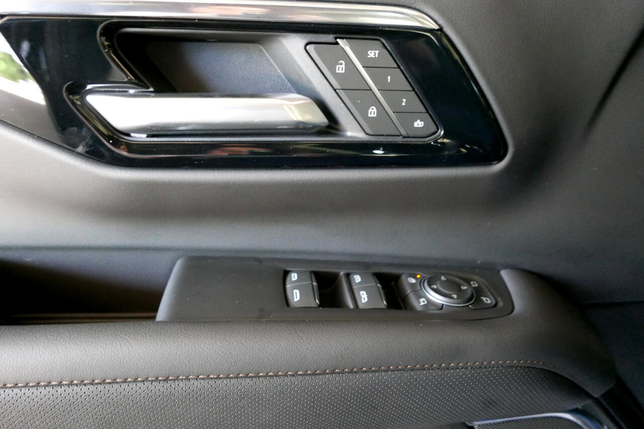 Used 2025 Chevrolet Suburban High Country image 19