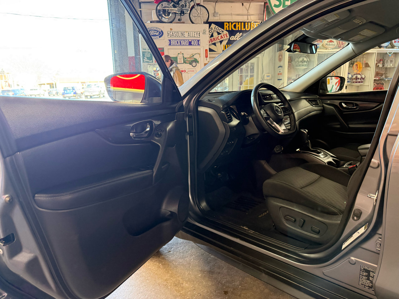 Used 2020 Nissan Rogue SV image 10