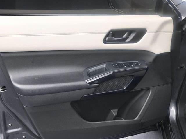 Used 2023 Nissan Pathfinder SV image 15