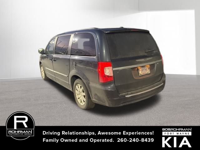 Used 2013 Chrysler Town & Country Touring image 3