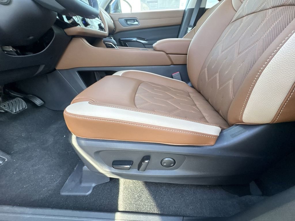 New 2026 Nissan Pathfinder Platinum AWD/4WD image 12