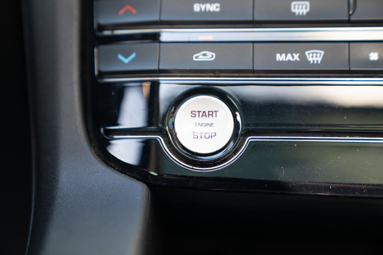 Used 2017 Jaguar F-PACE Premium image 35