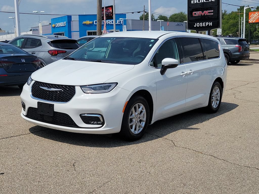 Used 2023 Chrysler Pacifica Touring-L FWD image 2