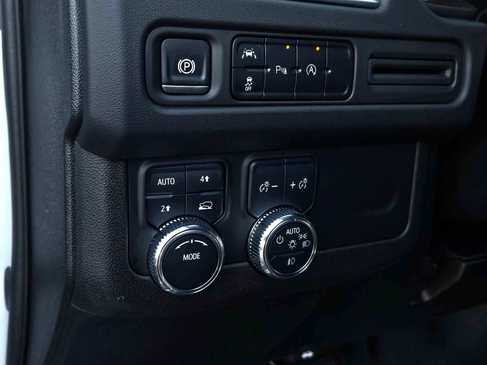 Used 2024 GMC Yukon XL SLT image 18