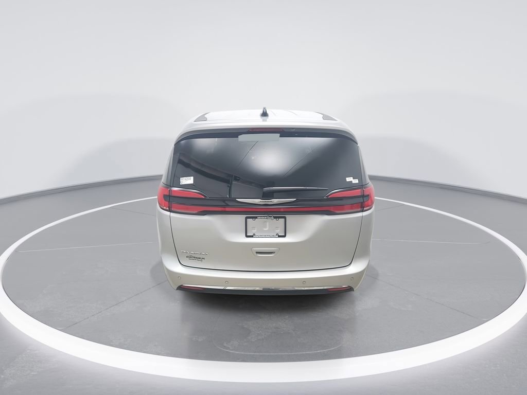 Used 2024 Chrysler Pacifica Touring-L FWD image 6
