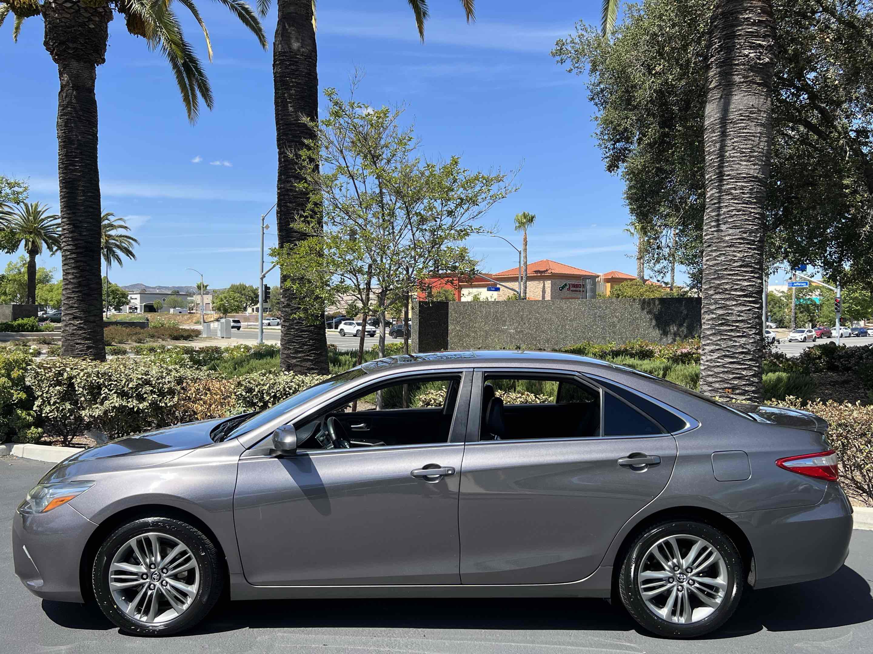 Used 2017 Toyota Camry SE w/ Moonroof Package FWD image 17