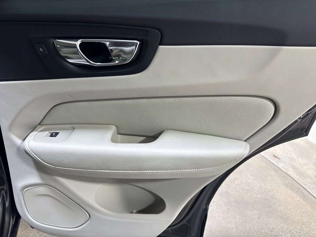 Used 2020 Volvo XC60 T5 Momentum w/ Protection Package image 23