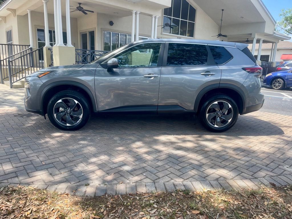 Used 2025 Nissan Rogue SV AWD/4WD image 2