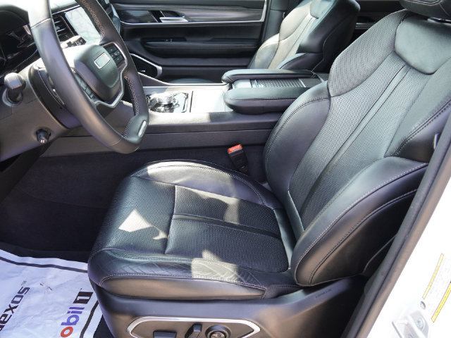 Used 2024 Jeep Wagoneer L Series II w/ Flexible Seating Group AWD/4WD image 29