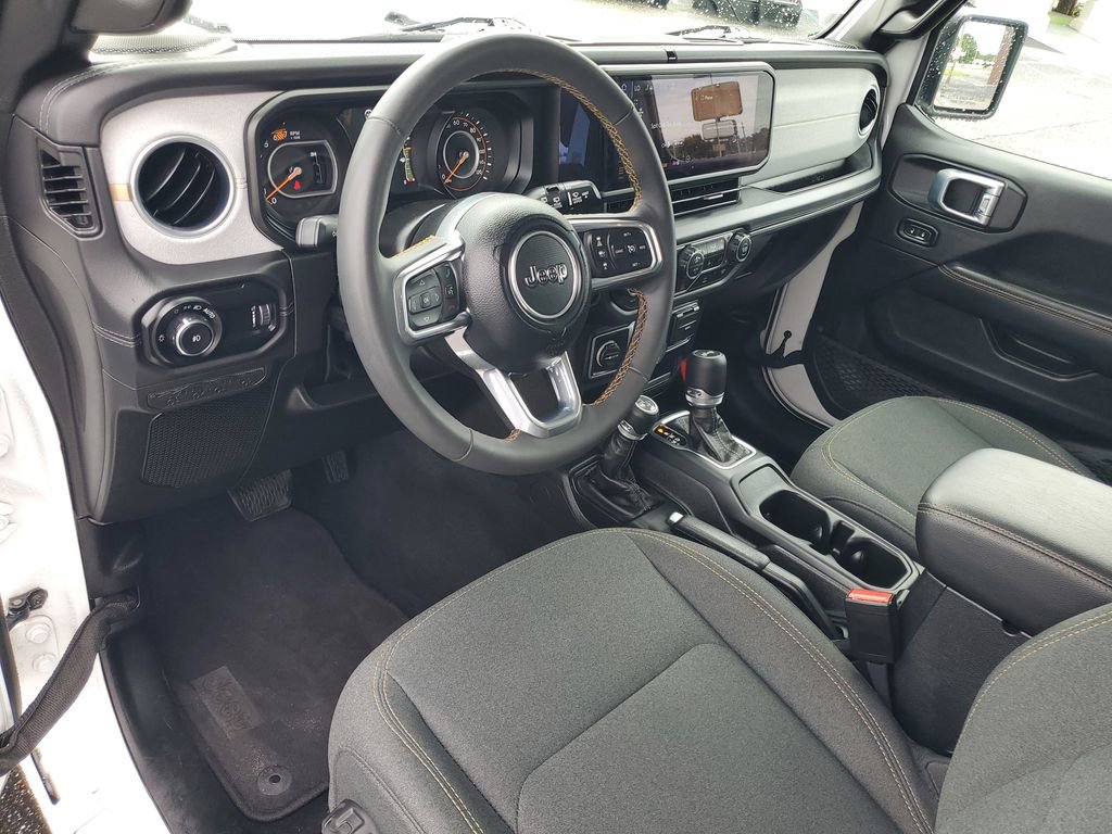 Used 2025 Jeep Wrangler Unlimited Sahara AWD/4WD image 6