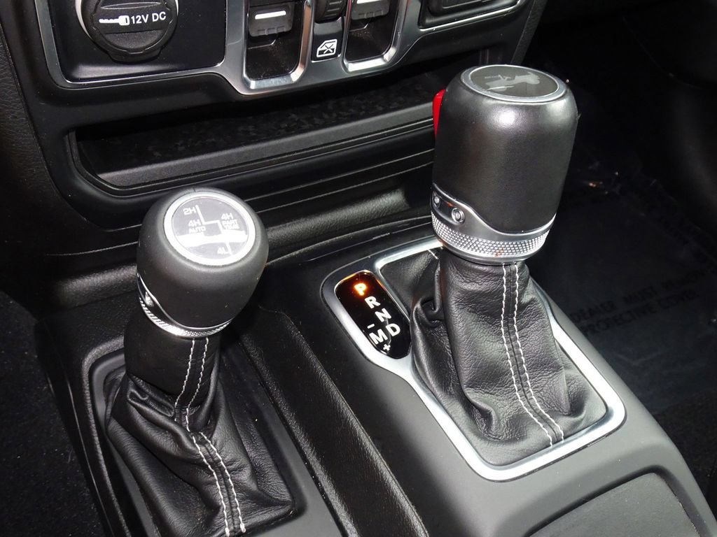 Used 2022 Jeep Wrangler Unlimited Sahara w/ Cold Weather Group AWD/4WD image 16