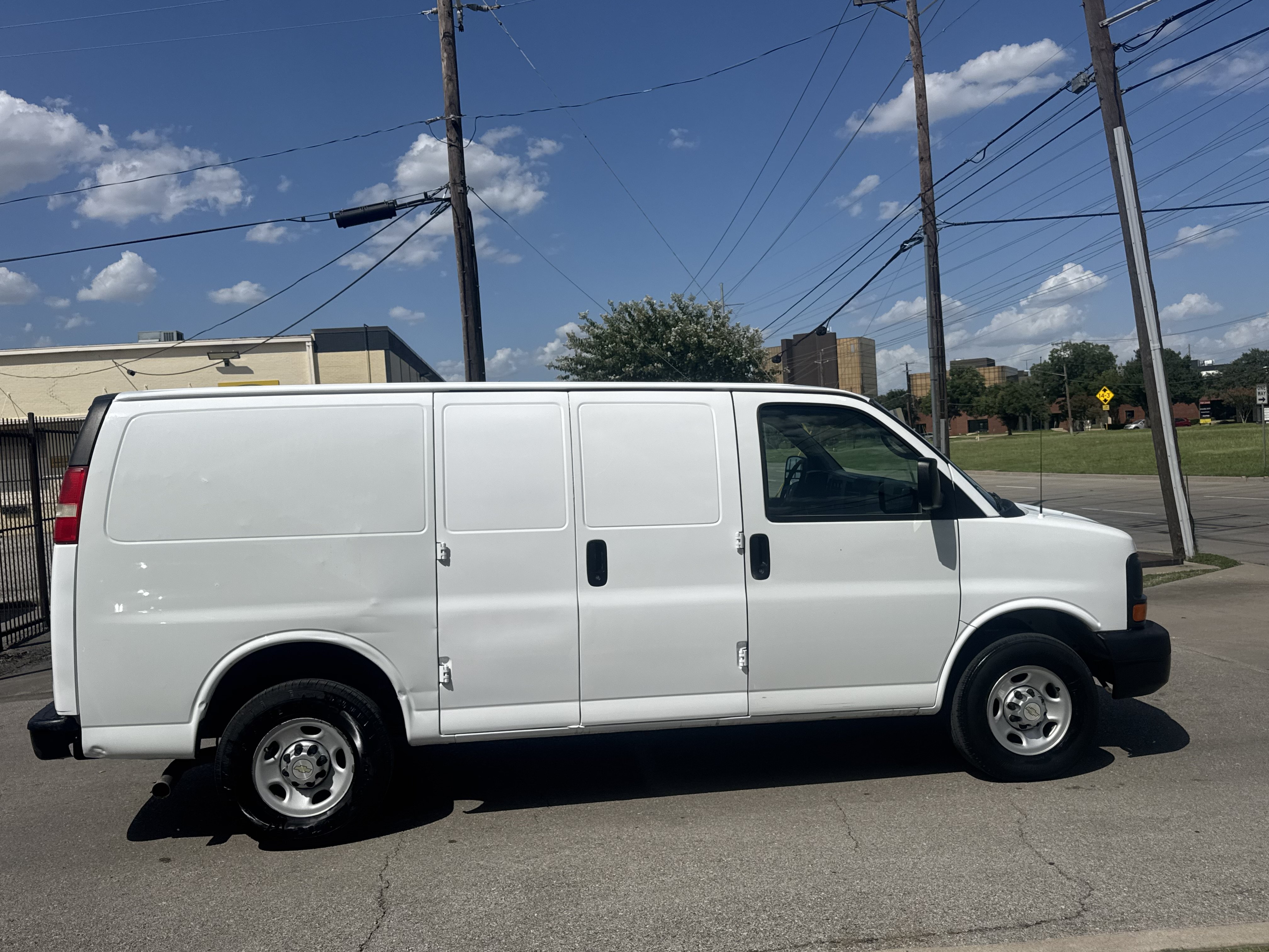 Used 2011 Chevrolet Express 2500 RWD image 6