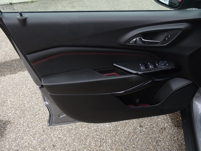 Used 2025 Chevrolet Trax RS w/ Sunroof Package FWD image 13