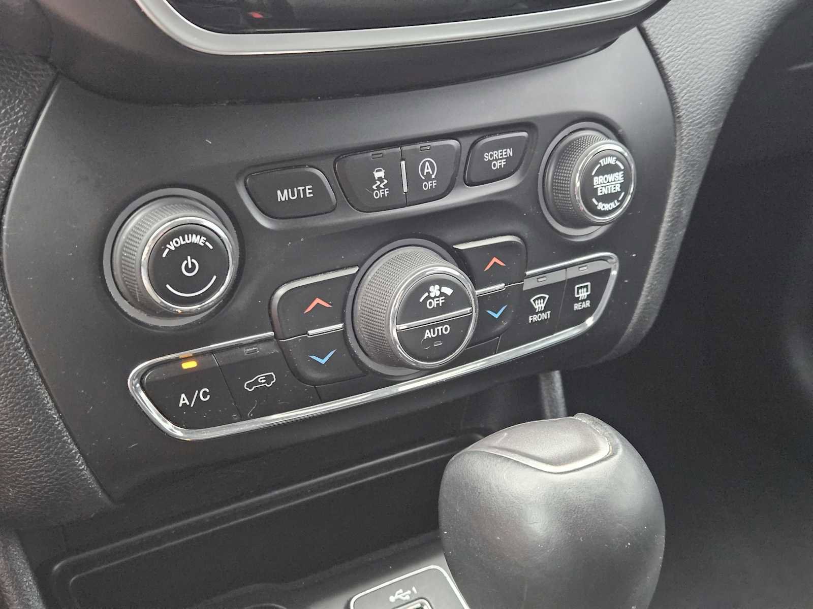 Used 2019 Jeep Cherokee Limited FWD image 19