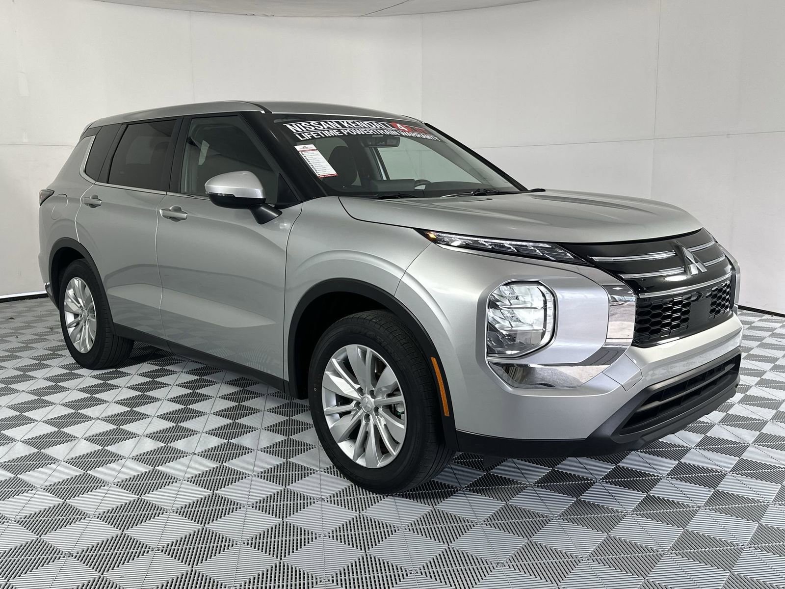 Used 2025 Mitsubishi Outlander ES image 2