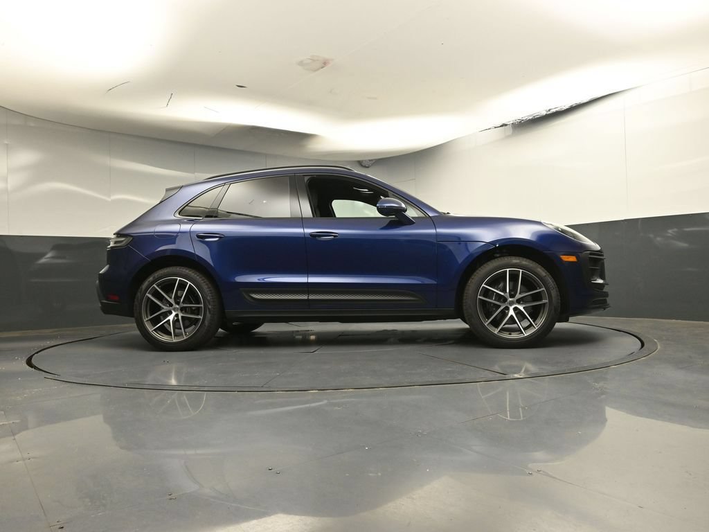 Used 2025 Porsche Macan AWD/4WD image 32