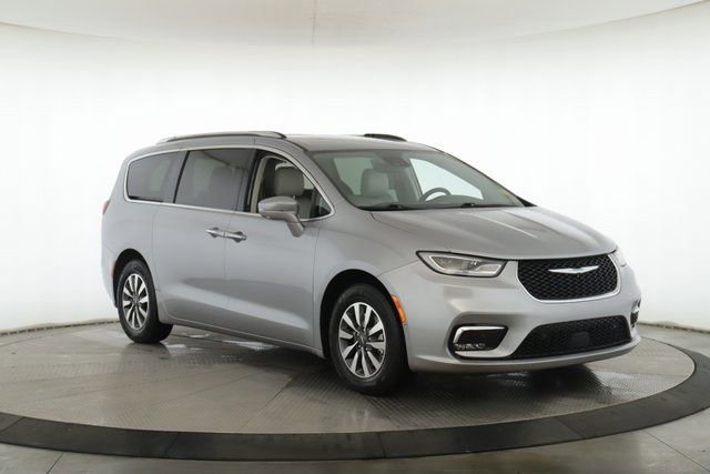Used 2021 Chrysler Pacifica Touring-L image 2