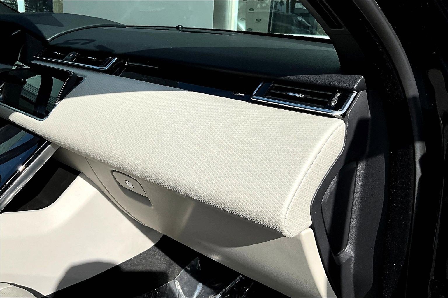 Used 2023 Land Rover Range Rover Velar R-Dynamic S image 16