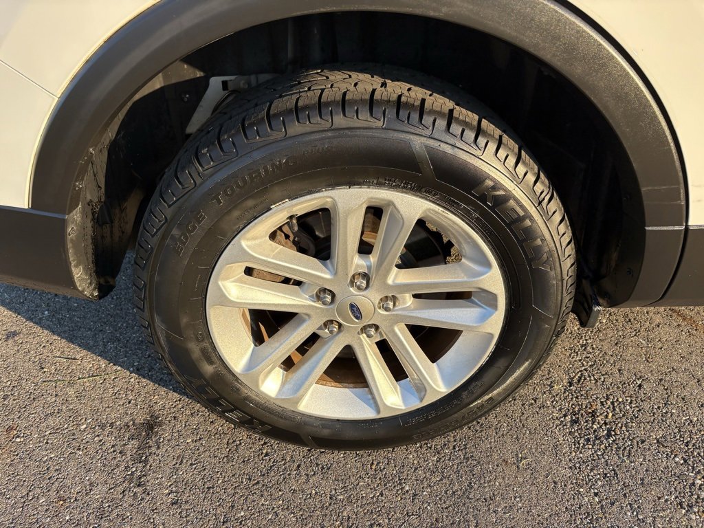 Used 2017 Ford Explorer XLT w/ Equipment Group 202A FWD image 16