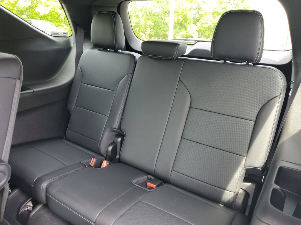 Used 2025 Chevrolet Traverse LT w/ Driver Confidence Package FWD image 29