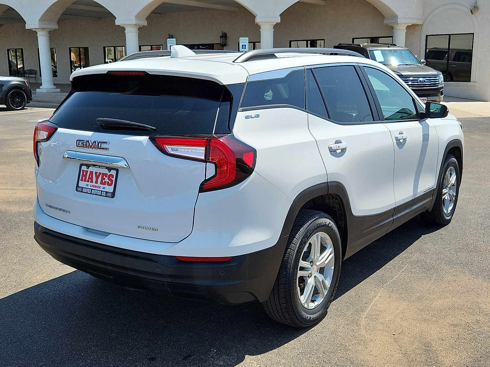 Used 2023 GMC Terrain SLE w/ Driver Convenience Package image 4