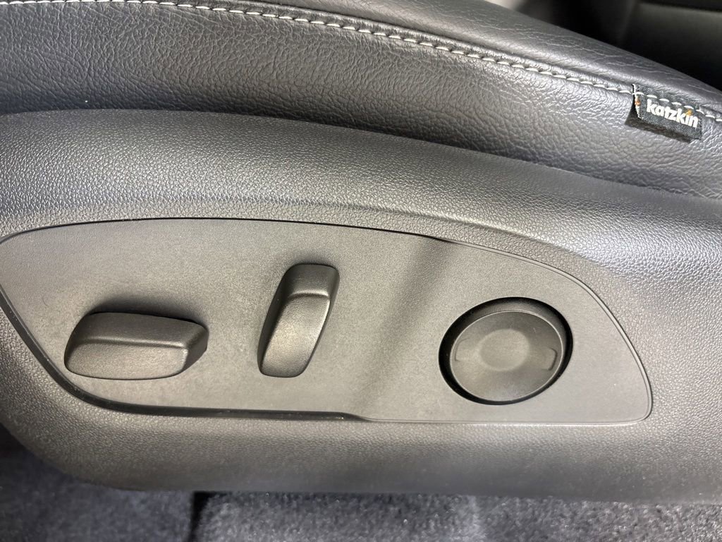 Used 2025 Chevrolet Traverse LT w/ Sun and Wheel Package image 15